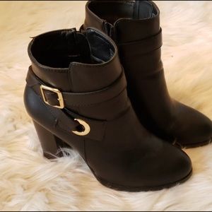 Light weight heeled black ankle boot